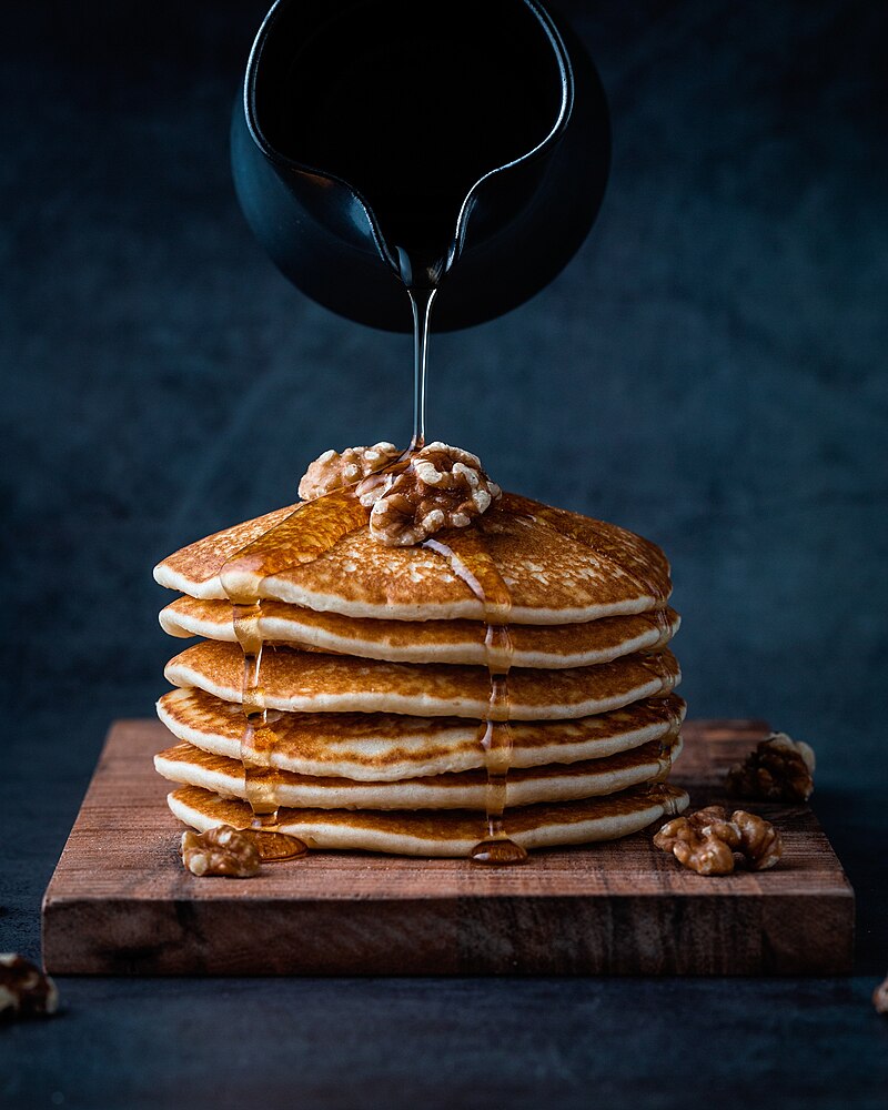 Foodiesfeed.com_pouring-honey-on-pancakes-with-walnuts خليط بانكيك Pancake Mix